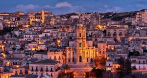 Questa città fortificata in Sicilia è nota per il suo cioccolato artigianale