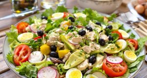 Ecco la mia insalata nizzarda: scopri la ricetta tradizionale semplice e irresistibile!