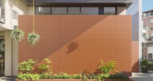 Scopri il muro in terra cotta che rinfresca meglio dell’aria condizionata: ecco come funziona!