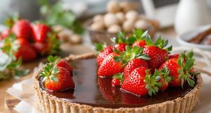 Scopri la deliziosa tarte al cioccolato e fragole: un dessert che sorprenderà tutti!
