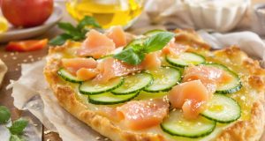 Scopri la tarte fine leggera al cetriolo e salmone affumicato che sorprende il palato in estate!