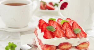 Tiramisu leggero alle fragole: il dolce senza cottura che non puoi perderti!