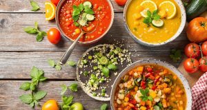3 gustosi gaspacho da provare quest’estate: rosso, verde o giallo? Scopri quale ti conquisterà!