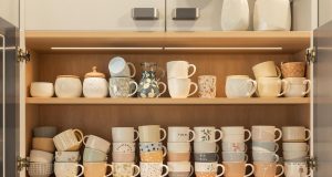 Ecco come l’organizzazione delle tazze può rivoluzionare la tua cucina: scopri il potere del kaizen!
