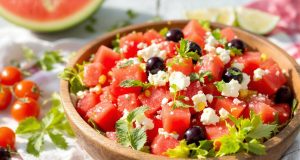 Ecco la ricetta della saladissima insalata di anguria, feta e pomodorini per affrontare il caldo estivo!