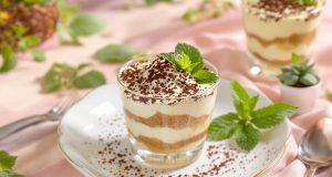 Il tiramisù glacé che sorprende: ecco la ricetta segreta per un’estate da ricordare!