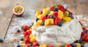 Pavlova estiva: scopri come sorprendere i tuoi ospiti con questo dolce leggero e irresistibile!