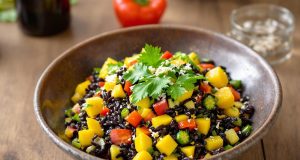 Riso nero, mango e coriandolo: scopri perché questa insalata è un’esplosione di sapori irresistibili!