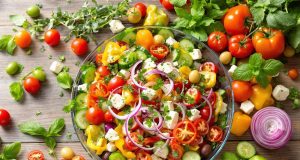 Scopri 5 insalate mediterranee estive che risveglieranno i tuoi sensi e porteranno il giardino in tavola