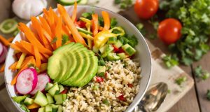 Scopri il bowl di riso integrale, avocado e verdure croccanti: una delizia sana che non puoi perderti!