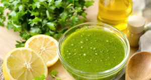Scopri il segreto della nonna per una vinaigrette persil-citron che trasforma ogni piatto!