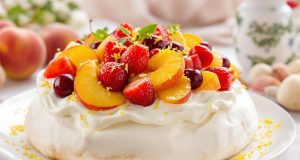 Scopri il segreto della pavlova perfetta: meringa leggera e frutti di stagione che sorprendono sempre!