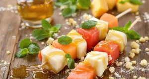 Scopri il segreto delle spiedini di melone e cioccolato bianco: un’esplosione di sapori che non puoi perderti!