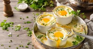 Scopri il segreto delle uova in cocotte con erbe fresche: il piatto che conquisterà il tuo brunch!