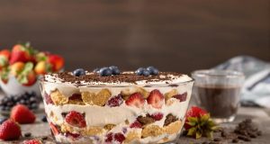 Scopri il tiramisù vegan che tutti stanno adorando: cremoso, fruttato e irresistibile!