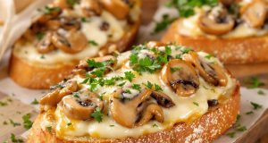 Scopri la bruschetta calda con formaggio fuso e funghi: un piacere irresistibile per i tuoi aperitivi!