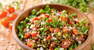 Scopri la fresca e semplice insalata di lenticchie che tutti stanno adorando!