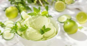 Scopri la freschezza in 5 minuti: gelato al cetriolo e lime con solo 3 ingredienti!