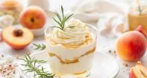Scopri la mousse di pesca bianca e caramello al rosmarino: un abbinamento sorprendente da non perdere!