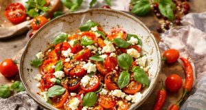 Scopri la ricetta della insalata tiède di pomodori arrosto e pimento d’Espelette che ti sorprenderà!