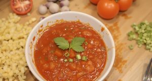 Scopri la salsa di pomodoro cruda: pronta in 3 minuti per affrontare il caldo estivo!