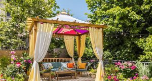 Scopri perché ho sostituito la mia costosa pergola con questa incredibile tonnellata DIY per la mia terrazza!