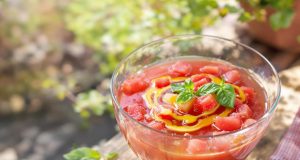 Scopri perché la zuppa fredda di anguria e pomodoro con peperoncino dolce è la soluzione perfetta per l’estate!