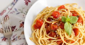 Spaghetti alla puttanesca: scopri come i tuoi aromi del balcone possono rivoluzionare il piatto!