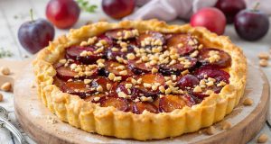 Torta rustica di prugne e nocciole: scopri il segreto per un dolce da giardino irresistibile!