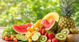 Ecco i 6 frutti estivi che devi mangiare ogni giorno per rimanere idratato al caldo