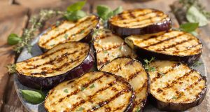 Grigliare le melanzane senza olio: scopri il segreto per un sapore incredibile!