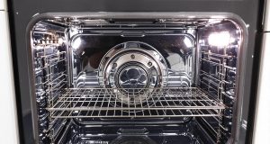 Il segreto per pulire il tuo forno in 5 minuti: scopri come ottenere risultati sorprendenti!
