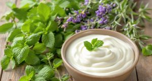 Scopri 4 erbe aromatiche sorprendenti per rendere i tuoi yogurt fatti in casa un’esperienza indimenticabile