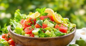 Scopri 7 ingredienti freschi per una insalata irresistibile contro il caldo estivo!