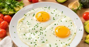 Scopri come preparare uova strapazzate leggere e gustose senza olio né burro: il segreto svelato!