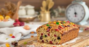 Scopri il cake ai frutti confiti più soffice di sempre: la ricetta della nonna che ti sorprenderà!