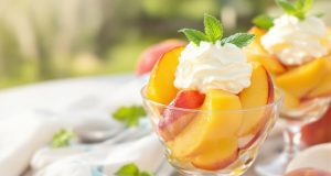 Scopri il dolce estivo alle pesche che ti sorprenderà in soli 10 minuti!