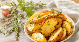 Scopri il segreto delle patate al forno ultra croccanti: non potrai più farne a meno!