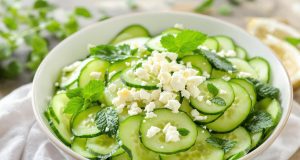 Scopri la mia insalata di cetrioli croccante: pronta in 5 minuti e incredibilmente deliziosa!
