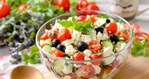 Scopri la saladiera di feta pronta in 5 minuti: un’esplosione di freschezza e gusto irresistibile!