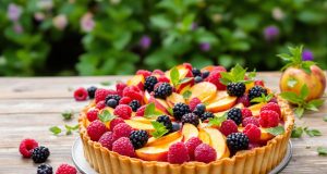 Scopri la torta estiva con i frutti del giardino: facile, deliziosa e imperdibile!