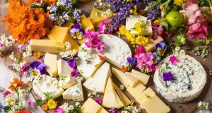 Scopri le 4 sorprendenti combinazioni di formaggi e fiori commestibili che devi provare subito!