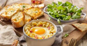 Scopri l’uovo cocotte coquillette: il piatto che conquista grandi e piccini con la sua bontà!