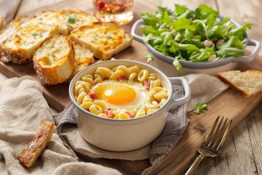Scopri l’uovo cocotte coquillette: il piatto che conquista grandi e piccini con la sua bontà!