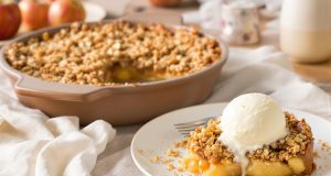 Crumble di mele e nocciole: scopri il segreto per un dessert croccante e cremoso che sorprenderà tutti!