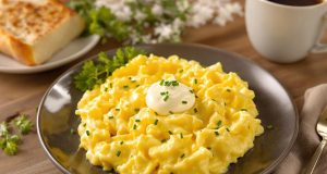 Ecco il segreto per uova strapazzate cremosissime: non crederai ai tuoi occhi!