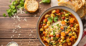 Ecco la minestrone che riscalda il cuore: 5 segreti per un sapore autentico come in Italia