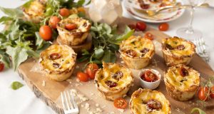 Ecco perché i mini-clafoutis salati con pomodori secchi e parmigiano spariscono in un attimo!