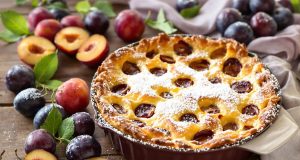 Ecco perché il clafoutis alle prugne ti riporterà all’infanzia: il segreto dei ricordi dolci