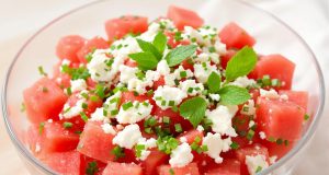 La fresca combinazione di anguria, feta e menta: scopri perché è l’insalata dell’estate!